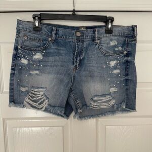 Ripped jeans shorts embellished with pearls